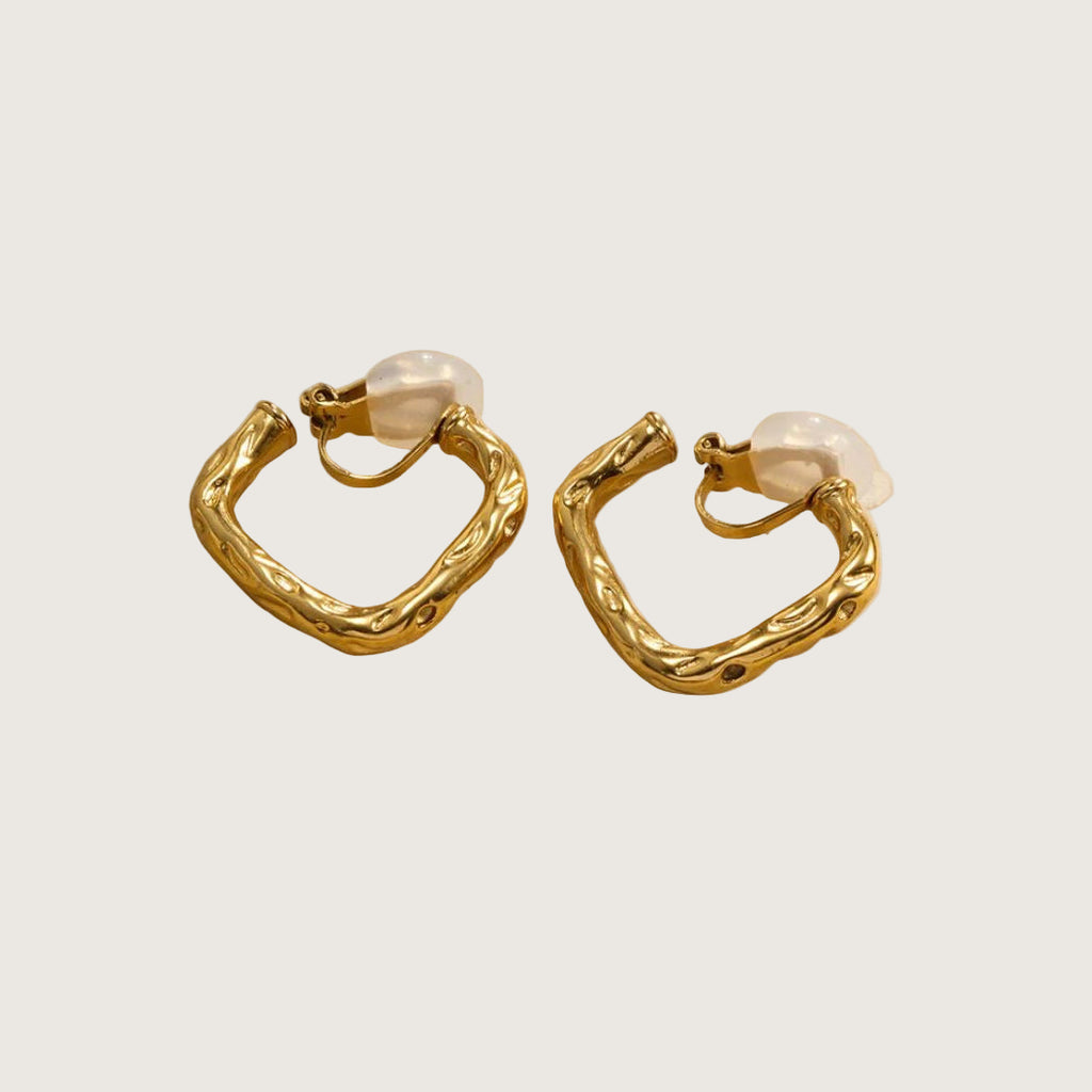 Boucles d’oreilles dorées clips carré martele