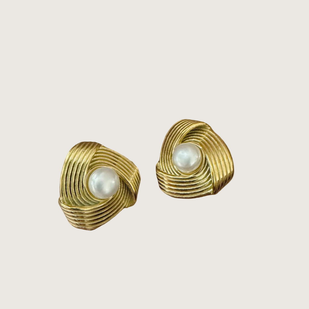 Boucles d’oreilles rétro chic avec perle au milieu 