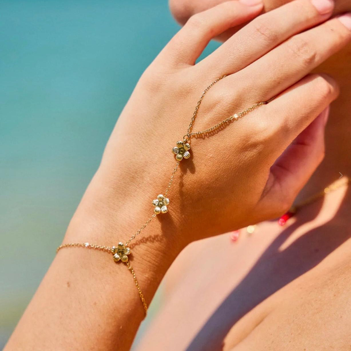 Bracelet chaîne de main fleurs